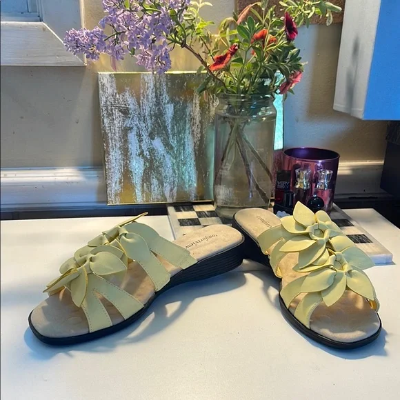 Butter Yellow Leather Sandals with Floral Design - Picture 7 of 16